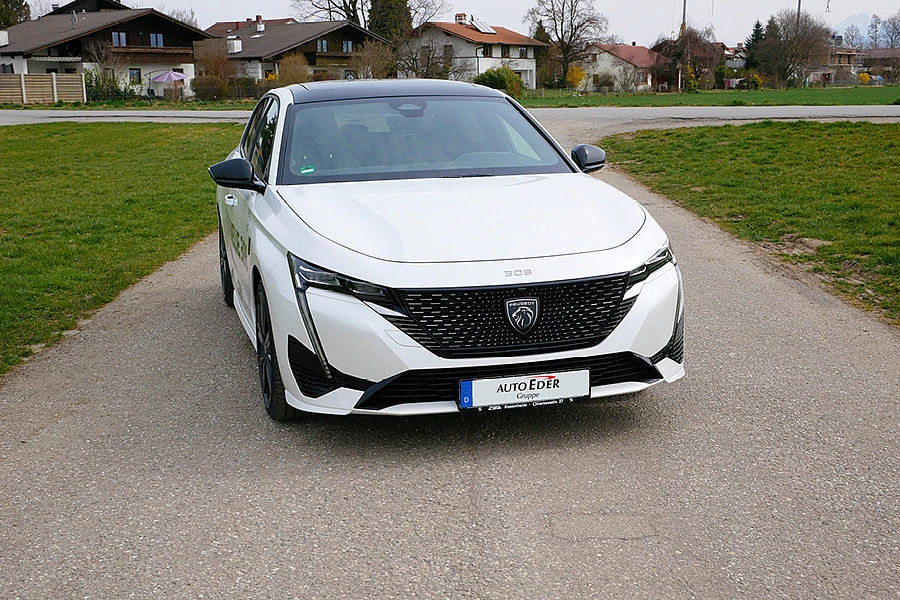 Neues Peugeot Logo auf dem neuen Peugeot 308 2021