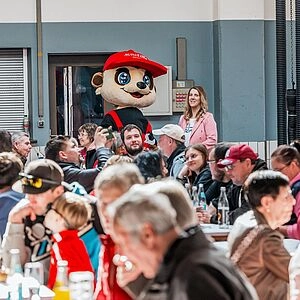 Maskottchen Schraubi in der Menschenmenge