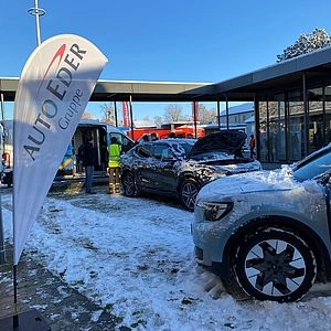 Autos draußen aufgestellt