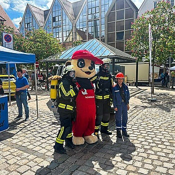 Maskottchen Schraubi mit der Feuerwehr