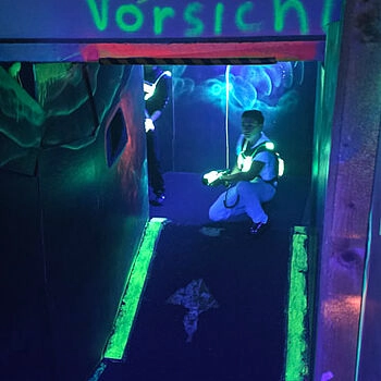 Azubi im Lasertag-Gelände