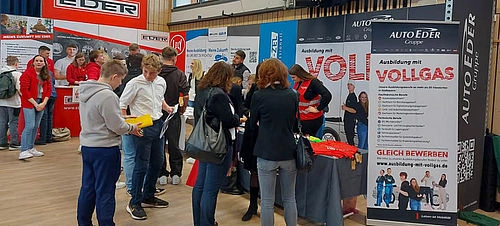 Menschenmenge am Stand