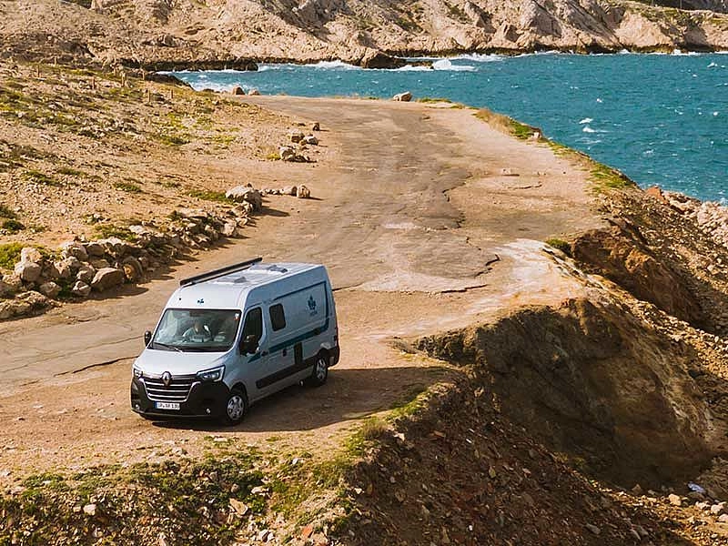 Ahorn Van an einer Küste am Meer