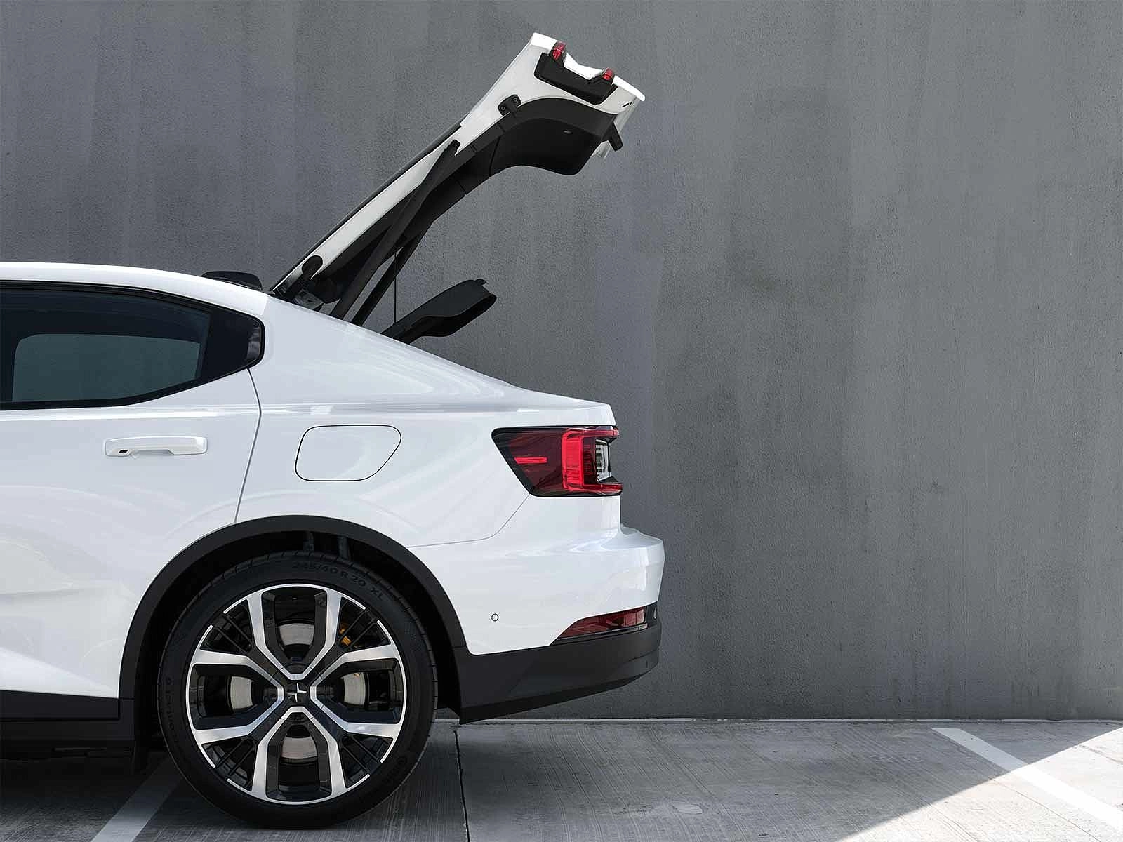 Polestar 2 mit geöffneten Kofferraum