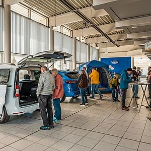 Menschen sehen Fahrzeuge an