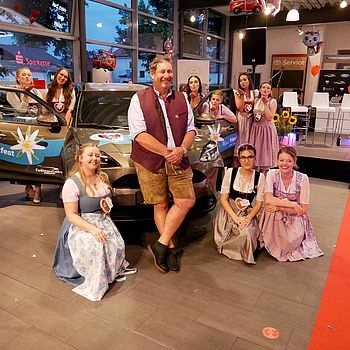 Gruppenbild vor einem Auto 