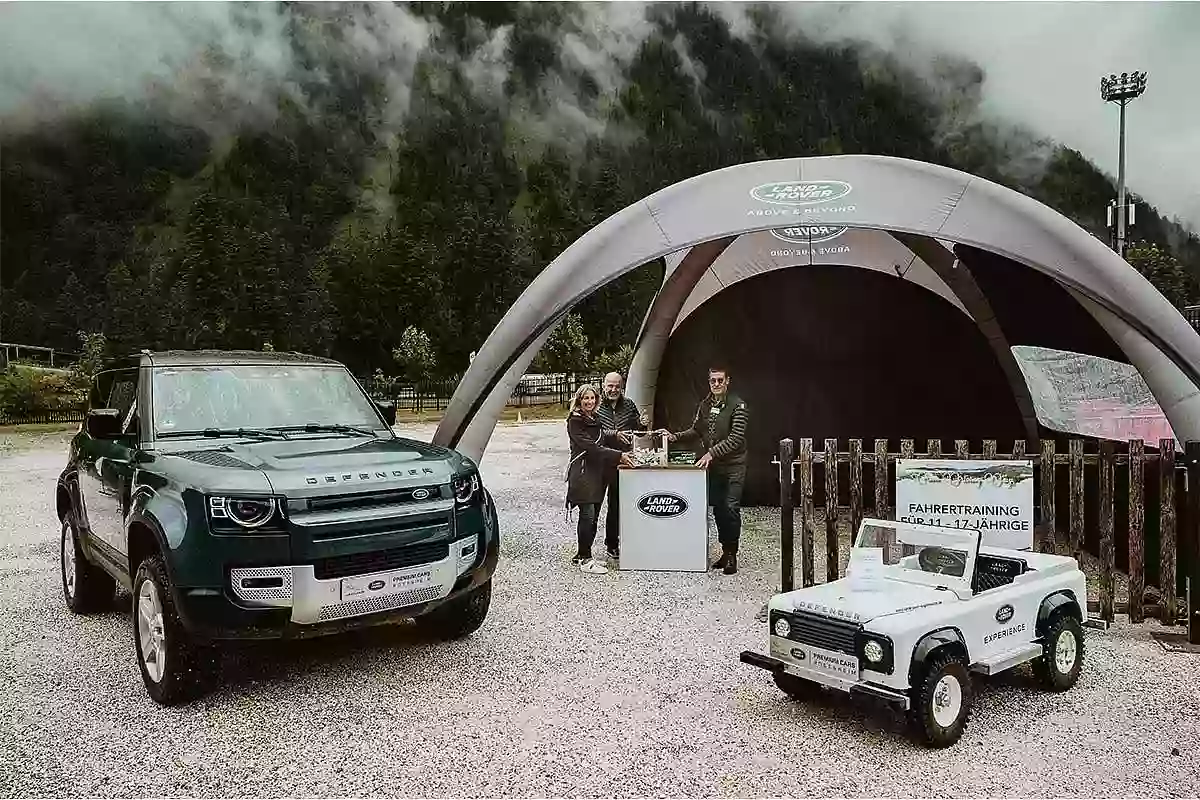 Kleiner und großer Land Rover Defender