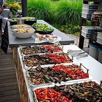 Das Buffet mit verschiedenen Köstlichkeiten. 