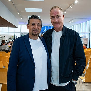 Alper Eineichner (l, Verkäufer bei Auto Eder Traunstein) und Lars Peter Herrmann