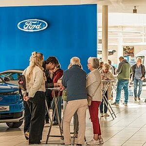 Besucher beim Gewinnspiel