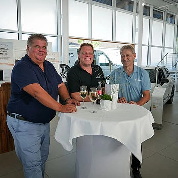 Gruppenfoto von den beiden Geschäftsführern von Miesbach und Kirchseeon sowie dem Werkstattleiter von scanAutomobile.