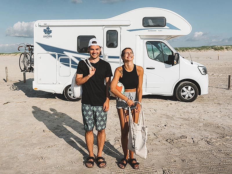 2 Personen vor einem Ahorn Alkoven