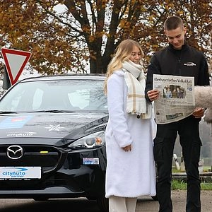 Lesen einer Zeitung vor eine Auto 