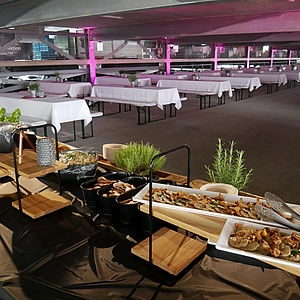 Buffet im Parkhaus mit Blick auf die Bestuhlung