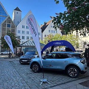 Mehrere Autos und Aufsteller