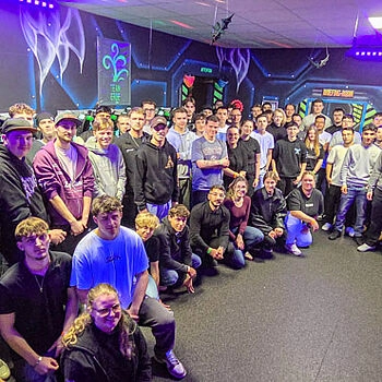 Gruppenfoto der Auto Eder Azubis