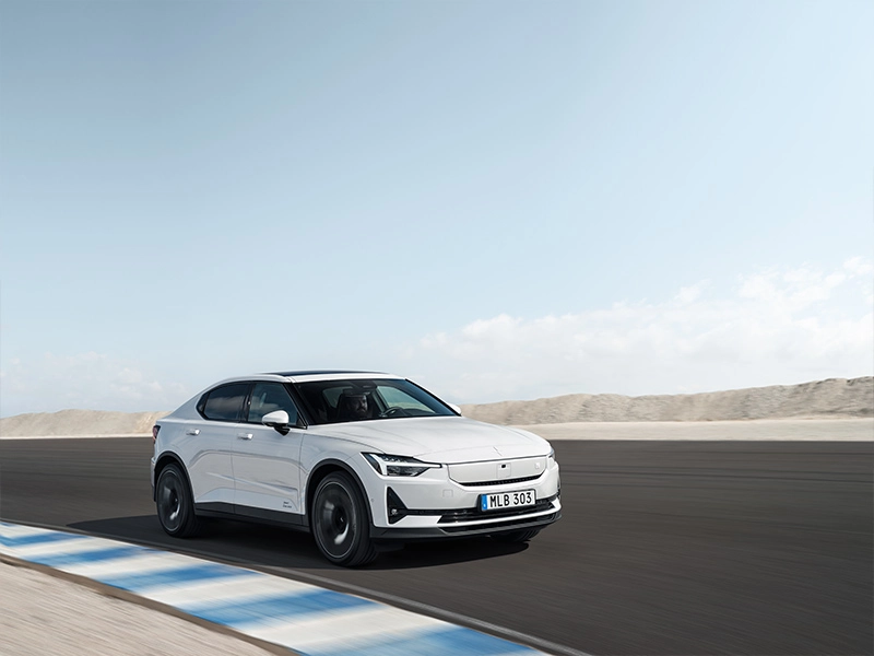 Polestar 2 mit geöffneten Kofferraum