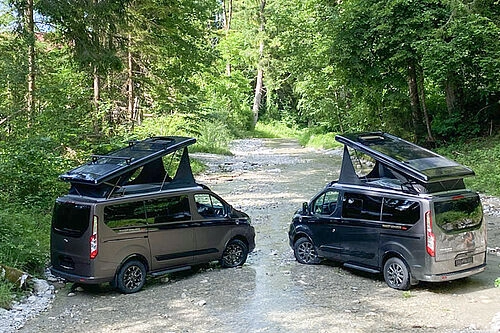 Zwei Ford Nugget im Wald