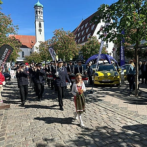 Einzug zwischen der Autos durch