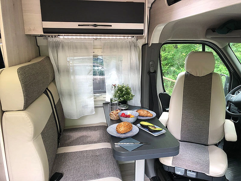 Innenraum Ahorn Camp Wohnmobil