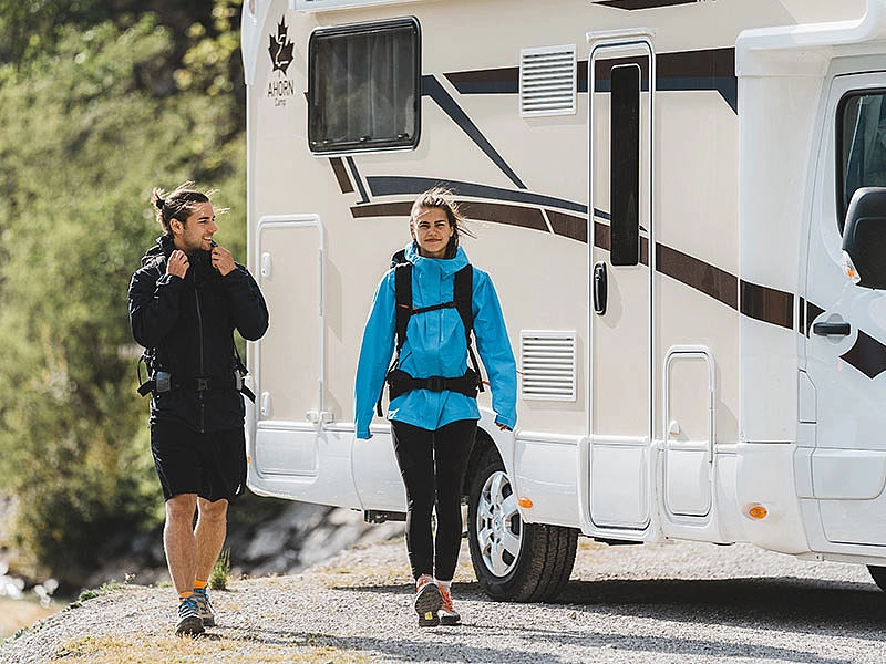 2 Wanderer vor einem Ahorn Alkoven