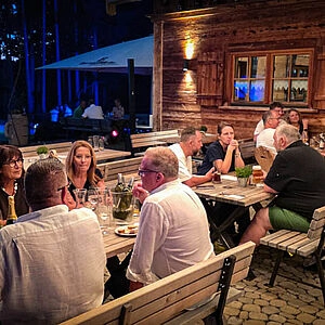 Gäste sitzen am Tisch bei der Sommernacht von Auto Hartmann Kempten