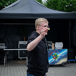 Mann hält eine Rede