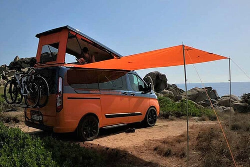 Umgebauter Ford Nugget mit Sonnensegel