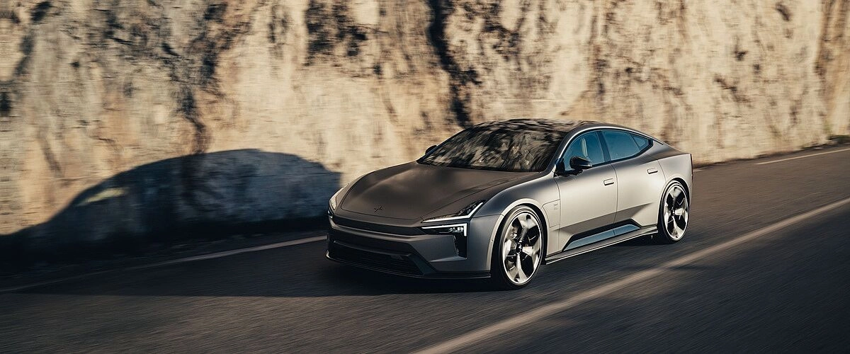 Polestar Auto auf einer Straße vor einer Felswand