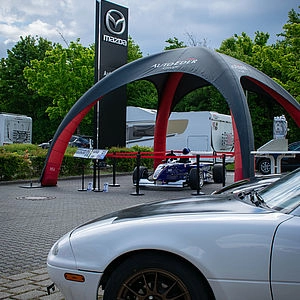 Auto mit einem Zelt im Hintergrund 