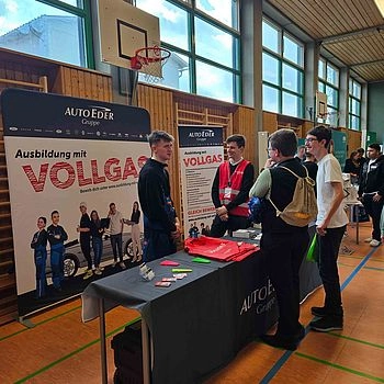 Messestand mit Besuchern 