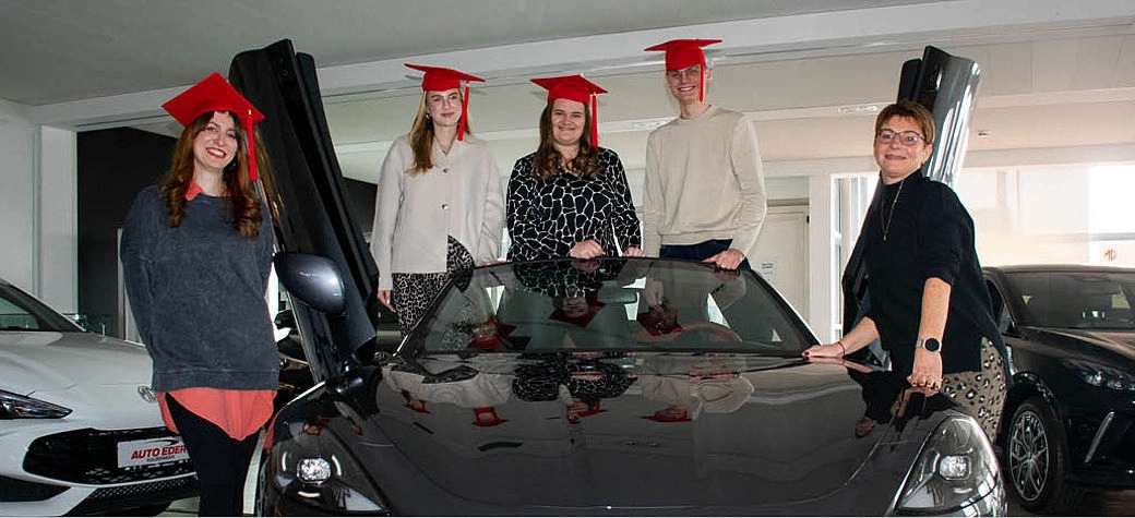 Kaufmännische Azubis mit Ausbilderin